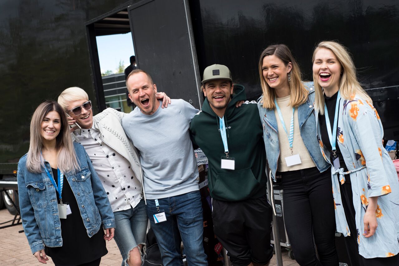 Kuvassa ovat entisiä ja nykyisiä Dreams-lähettiläitä: Jannika B, Christoffer Strandberg, Tommy Lindgren, Pete Parkkonen, Krista Kosonen, Essi Hellén.