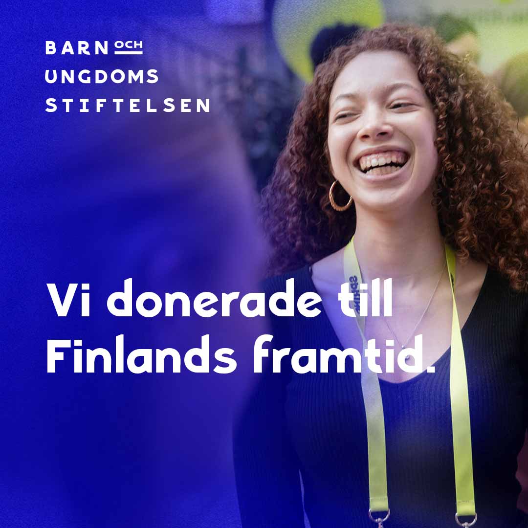 Iloinen kiharatukkainen tyttö, Lasten ja nuorten säätiön logo ja teksti: "Ett Finland där varje ung person tror på framtiden".