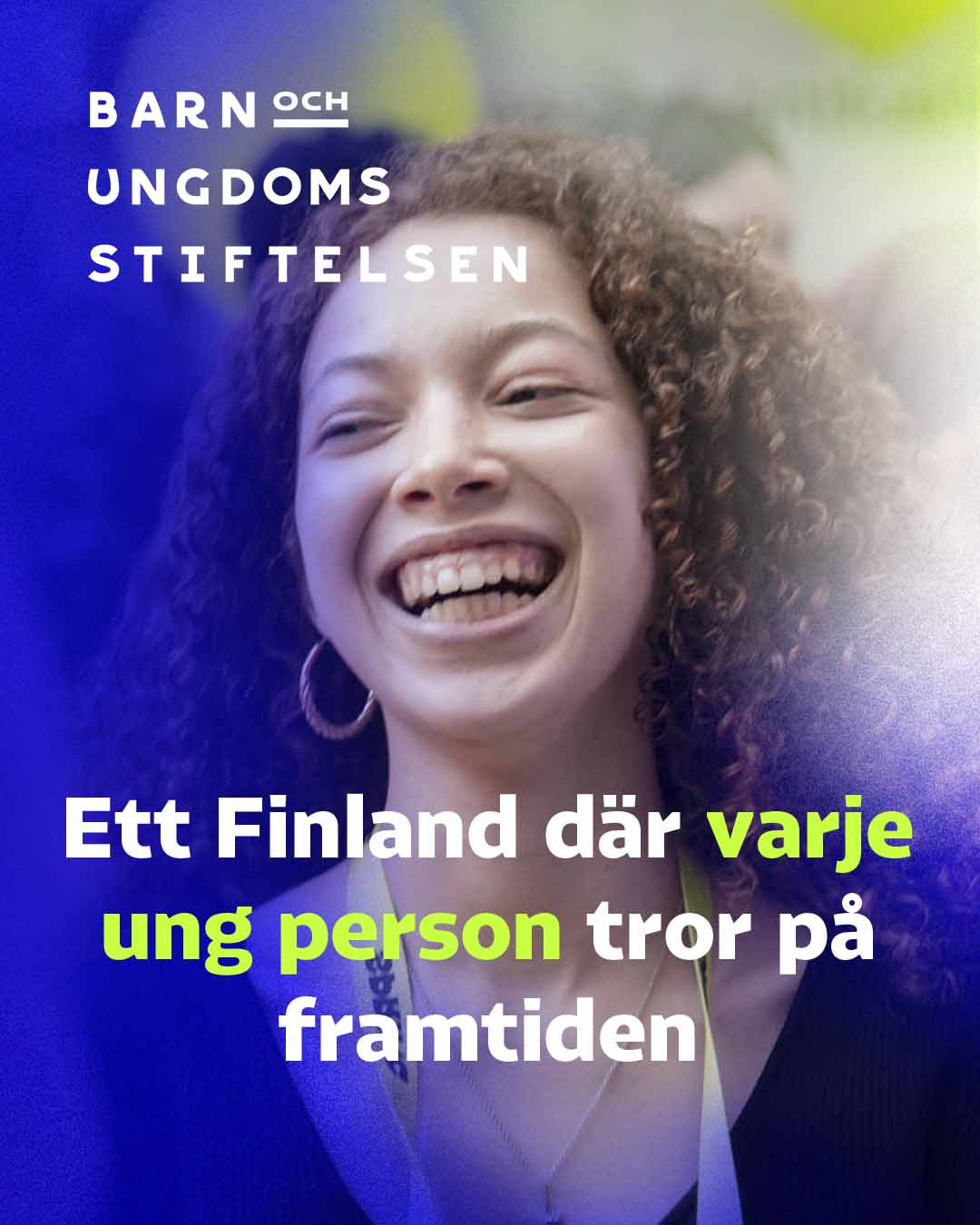 Iloinen kiharatukkainen tyttö, Lasten ja nuorten säätiön logo ja teksti: "Suomi, jossa jokainen nuori uskoo tulevaisuuteen".