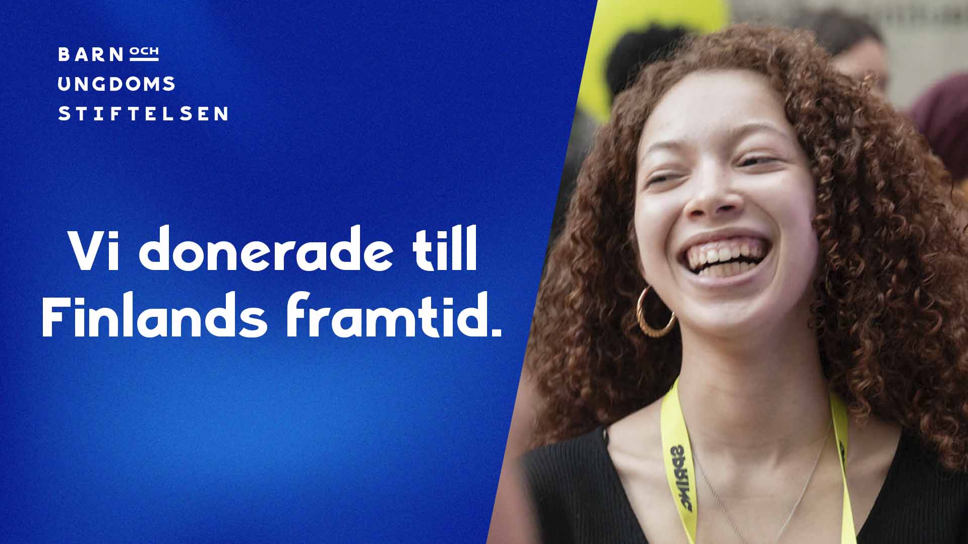 Iloinen kiharatukkainen tyttö, Lasten ja nuorten säätiön logo ja teksti: "Vi donerade till Finlands framtid".