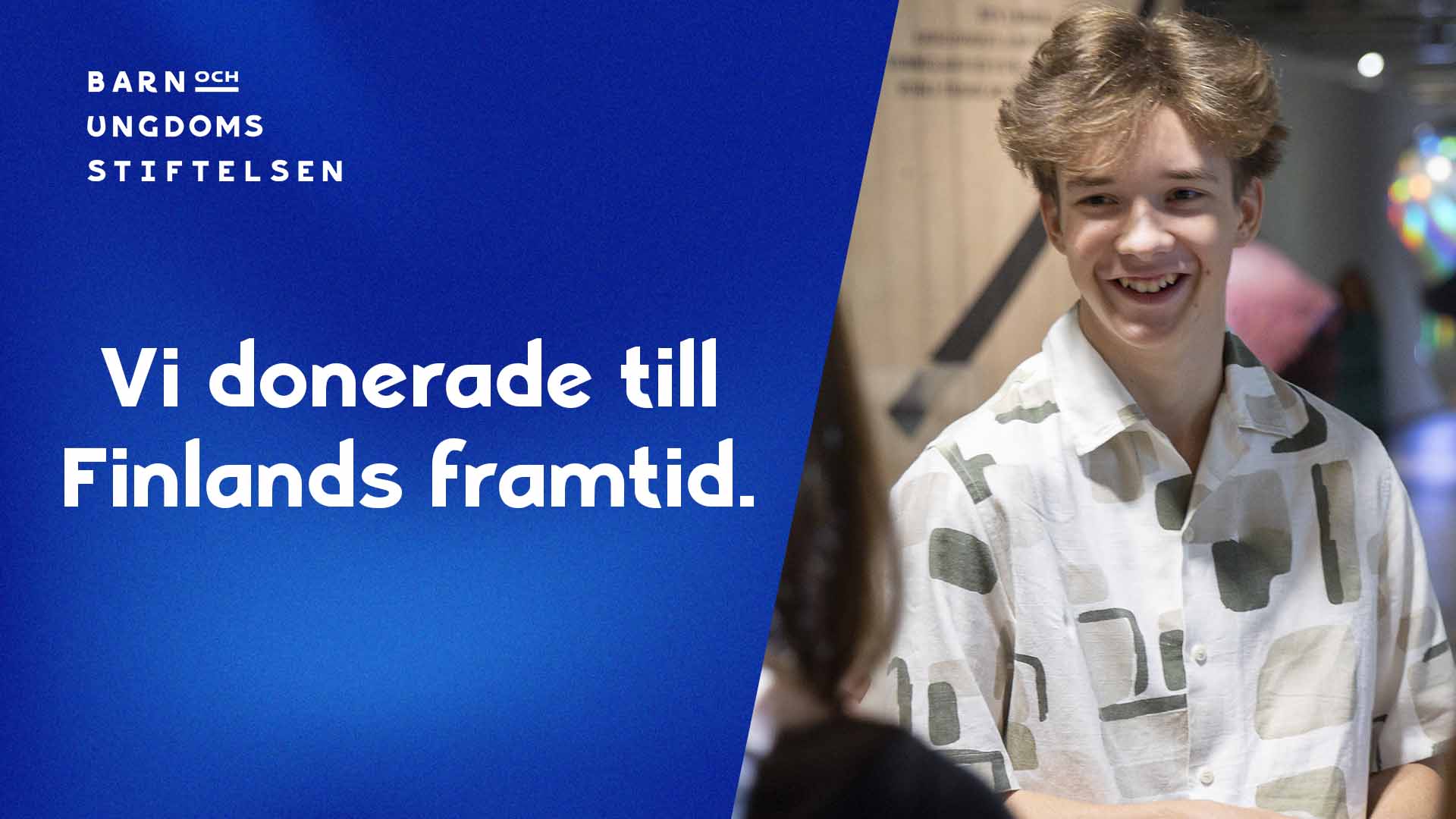 Hymyilevä poika, Lasten ja nuorten säätiön logo ja teksti: "Vi donerade till Finlands framtid".