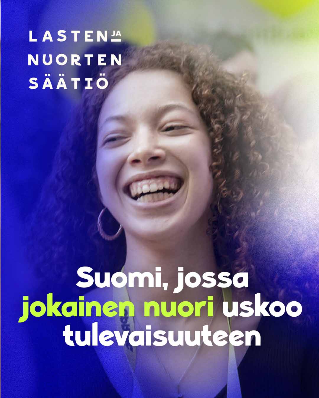 Iloinen kiharatukkainen tyttö, Lasten ja nuorten säätiön logo ja teksti: "Suomi, jossa jokainen nuori uskoo tulevaisuuteen".