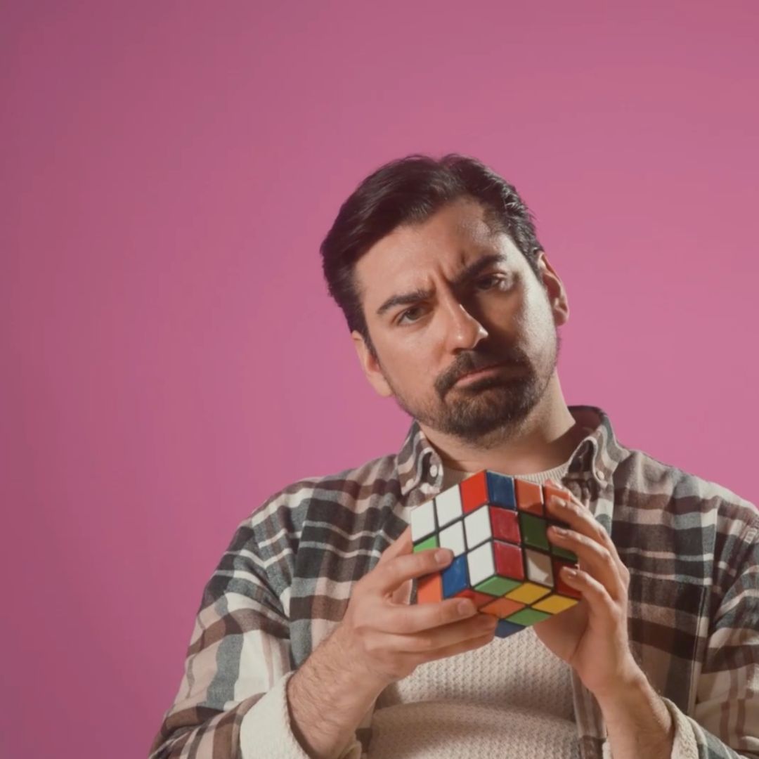 Kuvakaappaus TET.fin videolta, kuvassa Gogi Mavromichalis pitelee kädessään rubikinkuutiota.