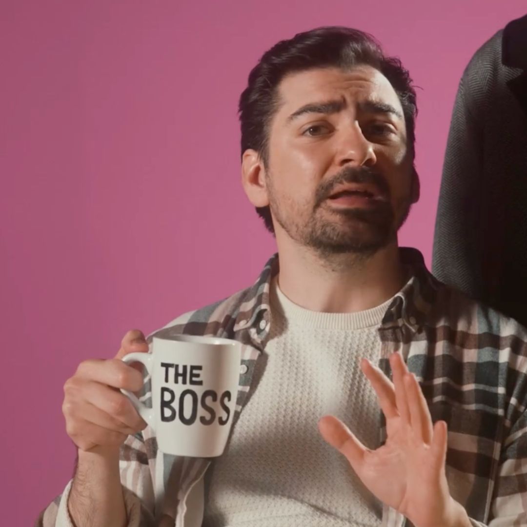 Kuvakaappaus TET.fin videolta, kuvassa Gogi Mavromichalis pitelee kädessään kahvikuppia.